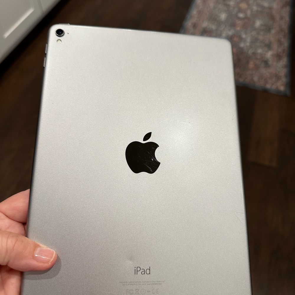 Apple iPad Pro 1st Generation A1673 32GB 9.7" Wi-Fi - MLMN2LL/A.